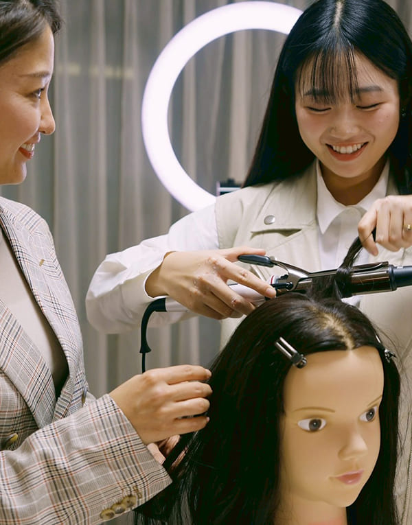 メイクアップアーティストになるには？